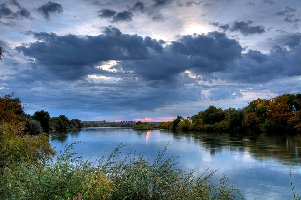 Scenic sunrise reflecting on Snake River
