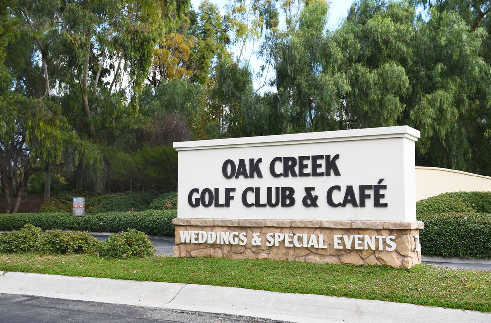 Welcome sign of Oak Creek Golf Club