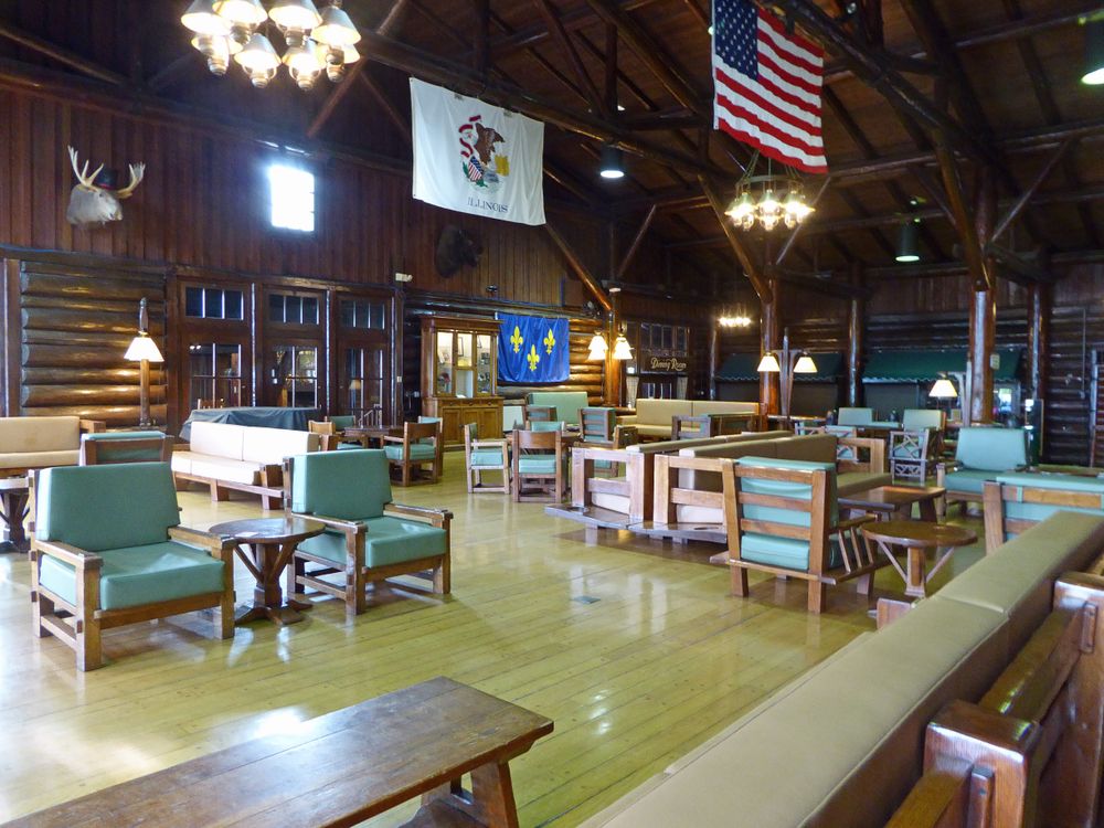The great hall in Starved Rock Lodge