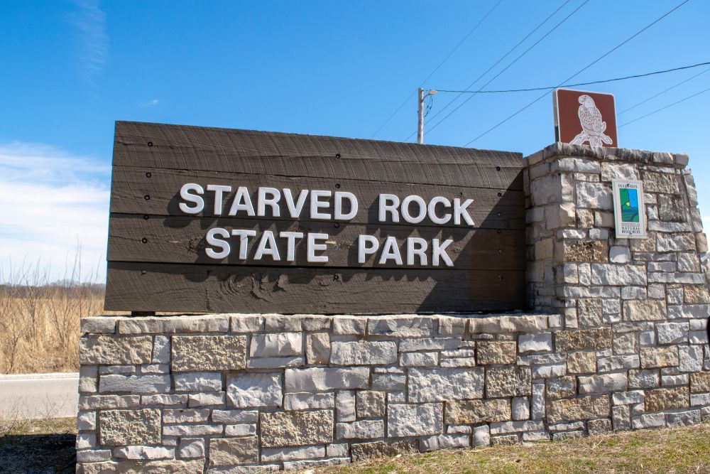 Welcome sign of Starved Rock State Park