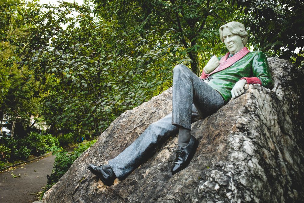 statue of Oscar Wilde situated at Merrion square park