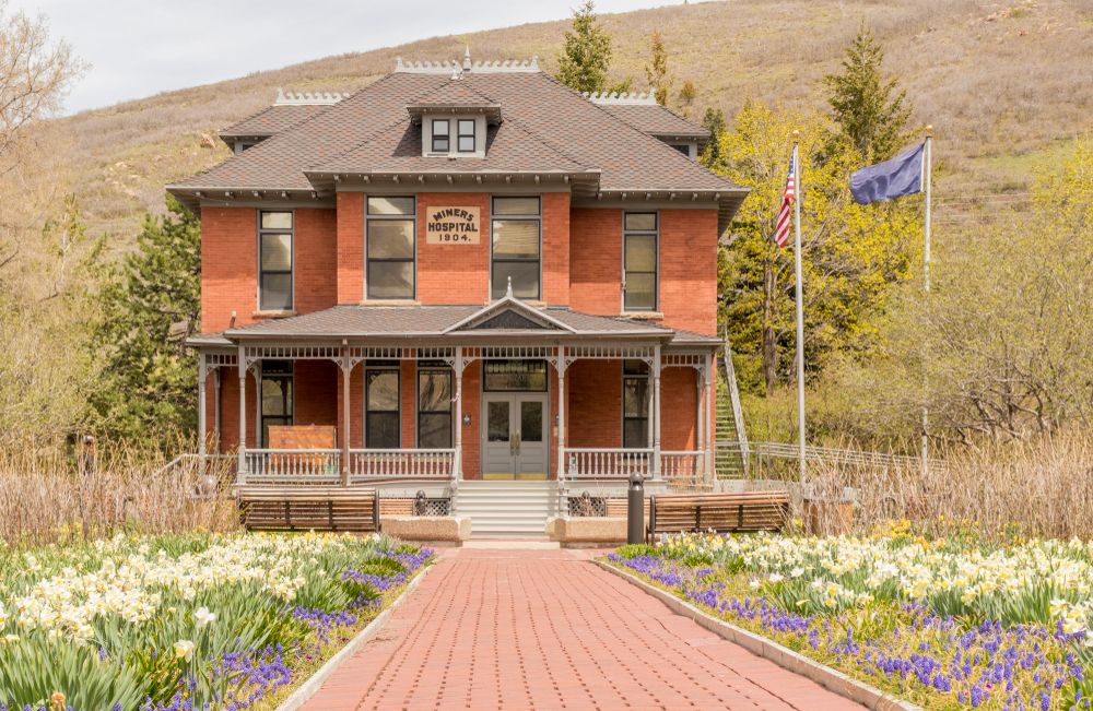 Front view of Park City Library