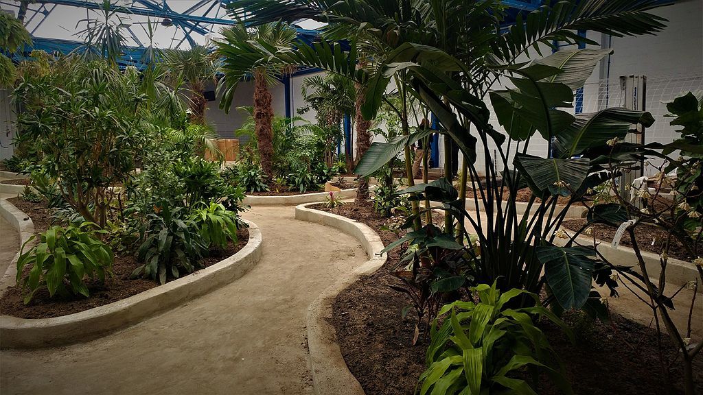 Curved pathway at Philadelphia Insectarium and Butterfly Pavilion
