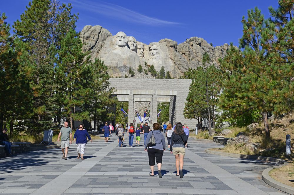 People walking towards the Mount Rushmore National Memorial