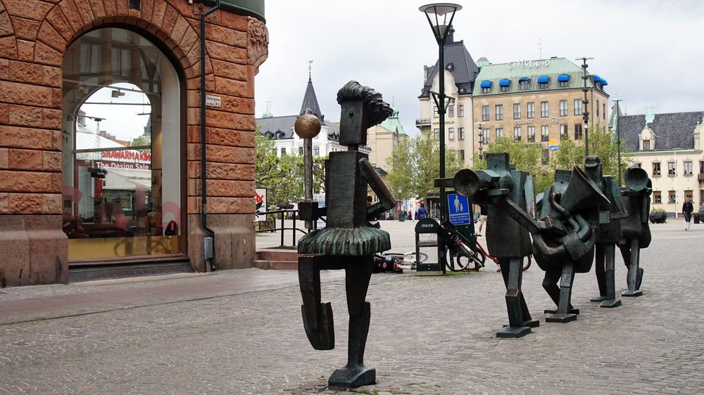 Optimist Orchestra bronze sculptures at Södergatan street