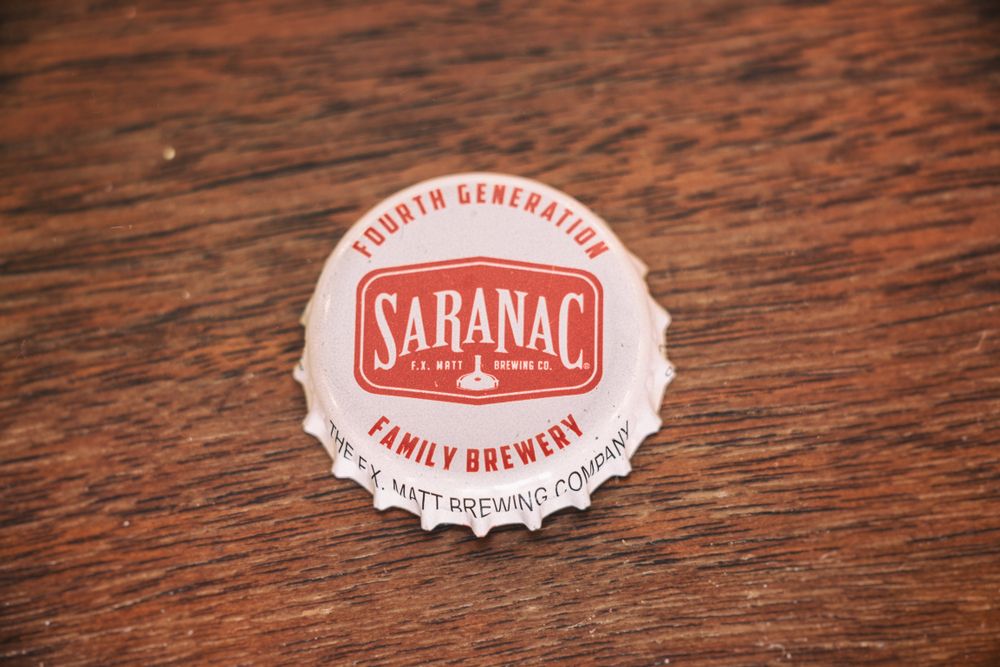 Bottle cap with the logo of Saranac Brewery
