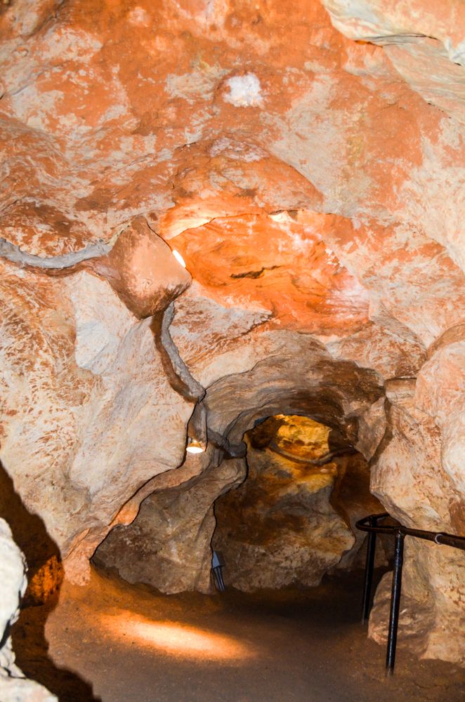 Narrow path in the Skyline Caverns