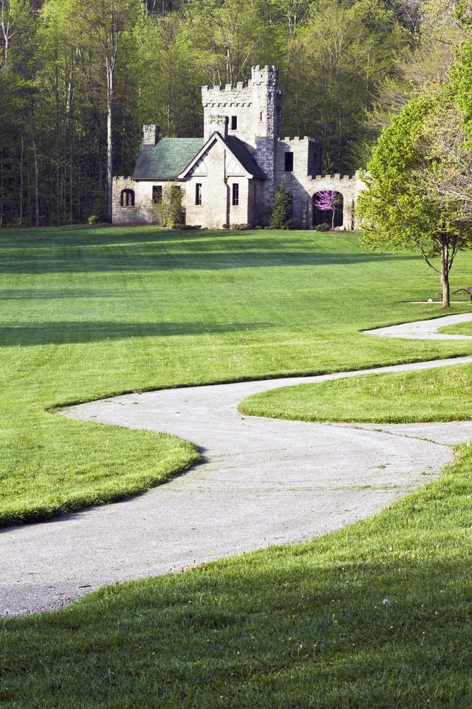 Curvy pathway leading to the entrance of Squire’s Castle