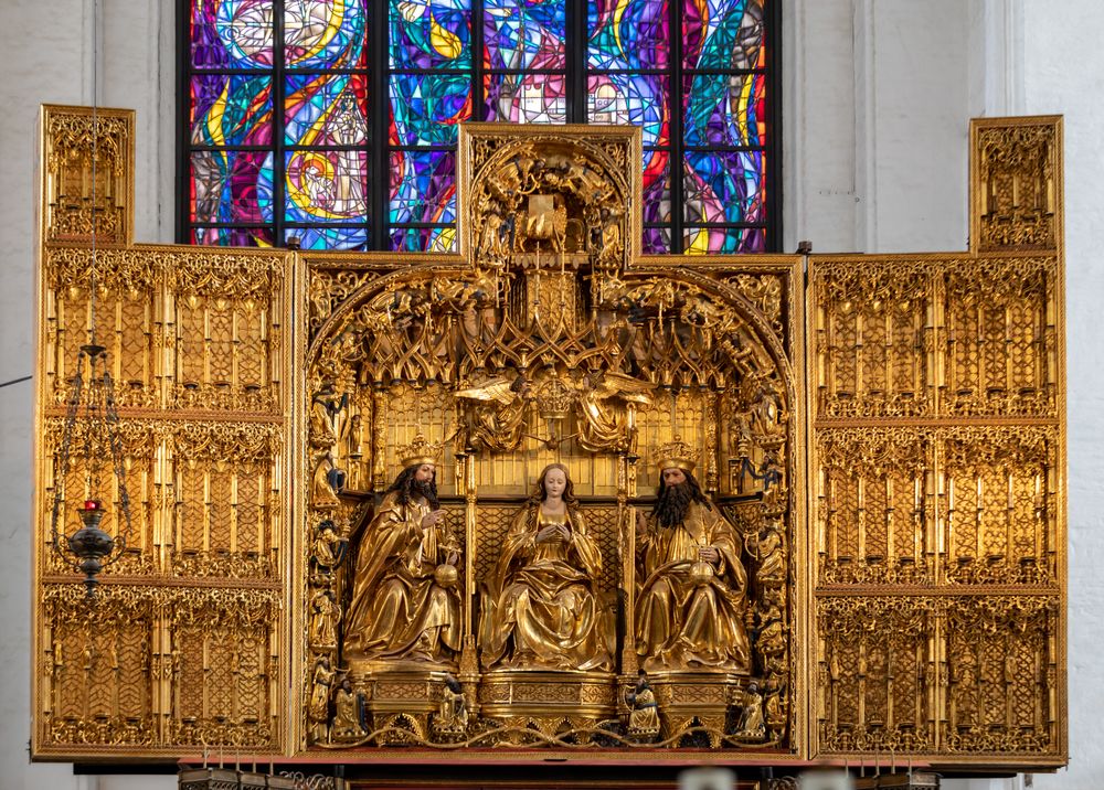 Golden altar of St. Mary’s Basilica