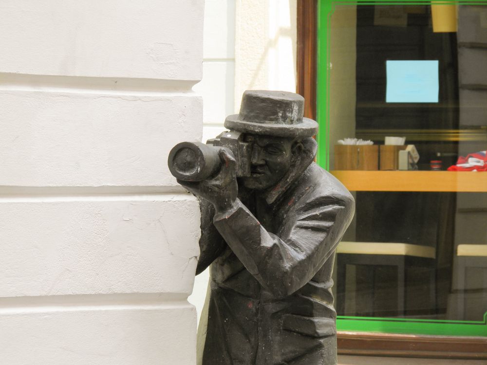 Paparazzi Statue