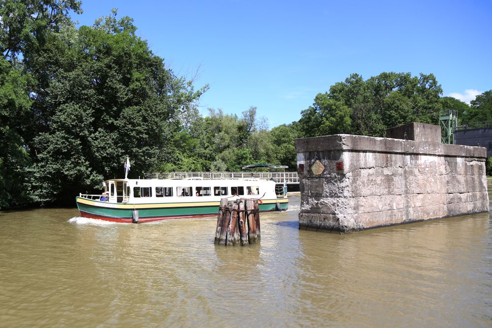 Sam Patch tour boat sailing down the river