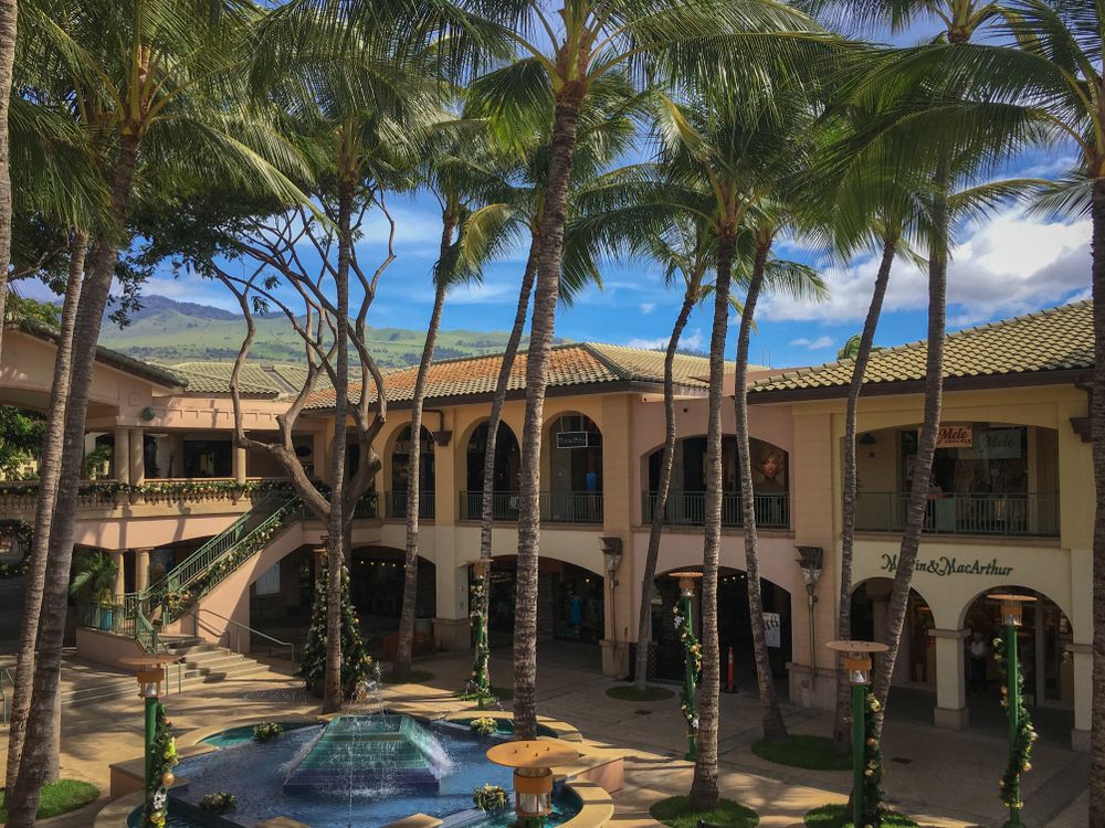 Fountain and shops at The Shops at Wailea
