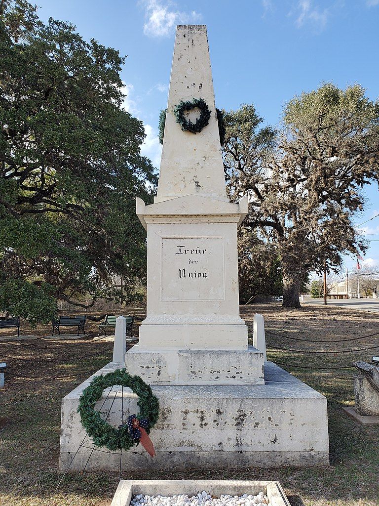 Front closer view of Treue Der Union Monument