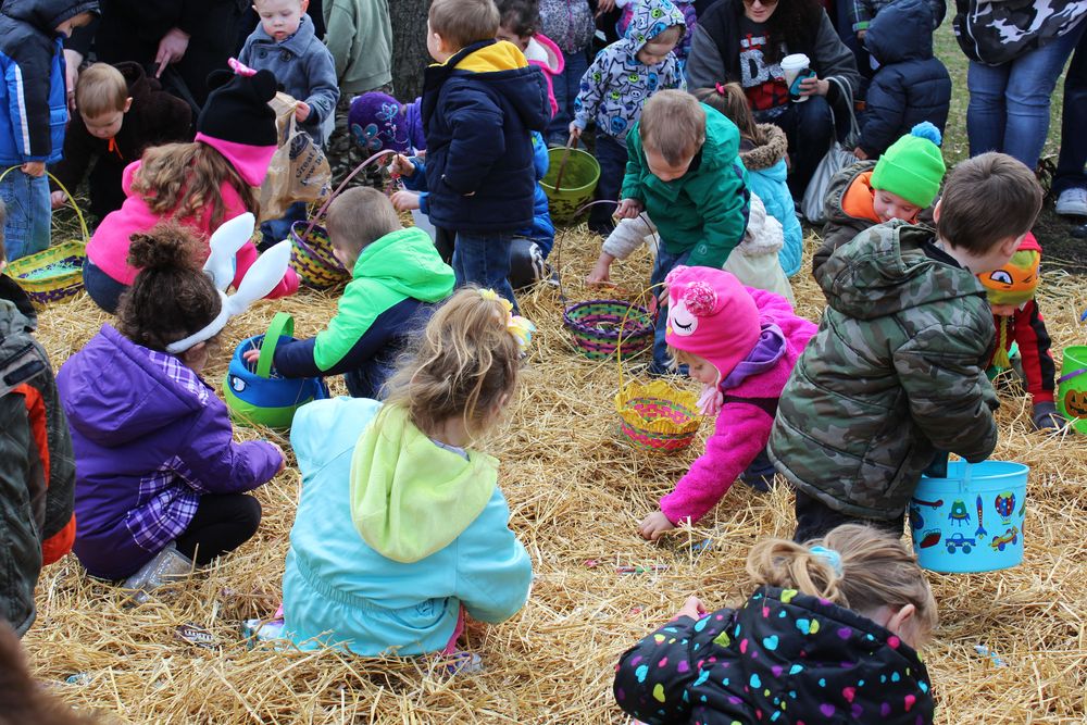 Kids searching fpr easter eggs at the Victory Park