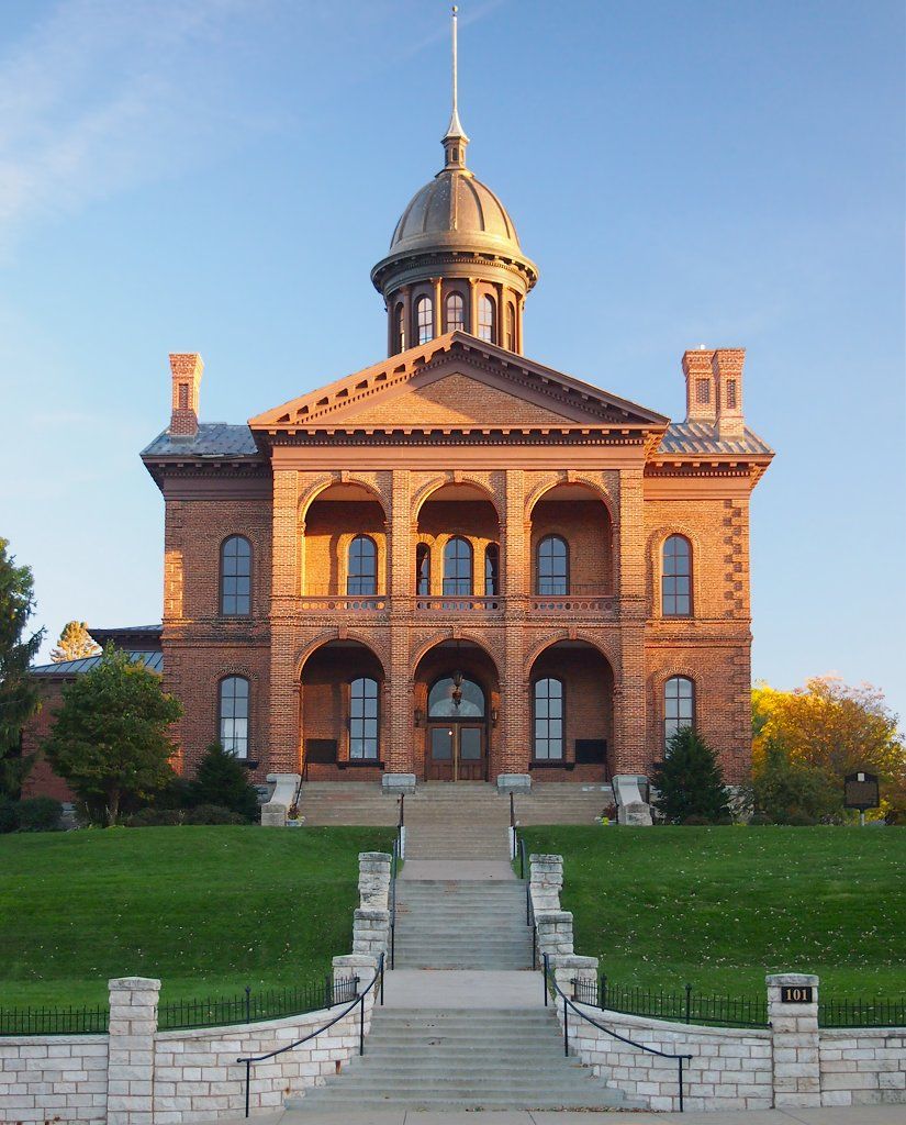 Front View of Washington County Historic Courthouse