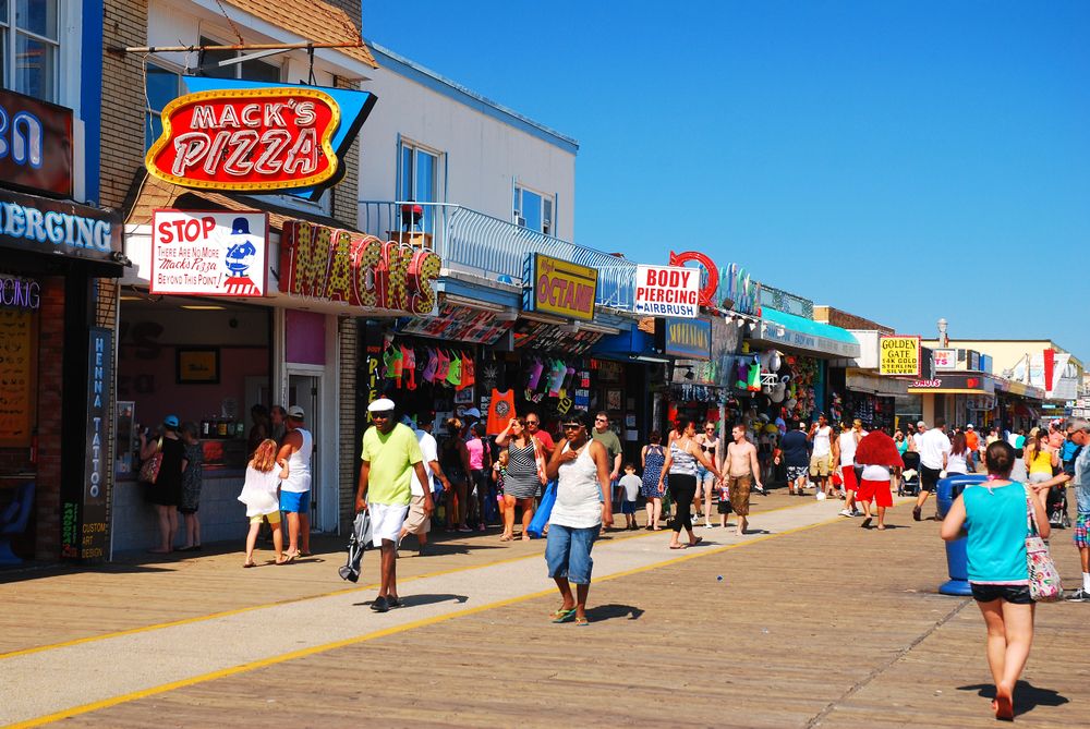 People walking along Wildwood Boardwalk