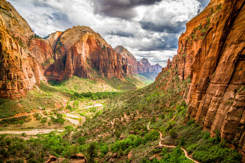 Picturesque view of Zion Canyon