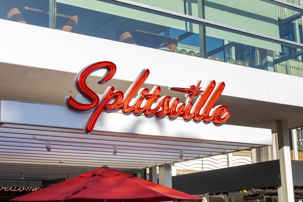 Building sign of Splitsville Luxury Lanes
