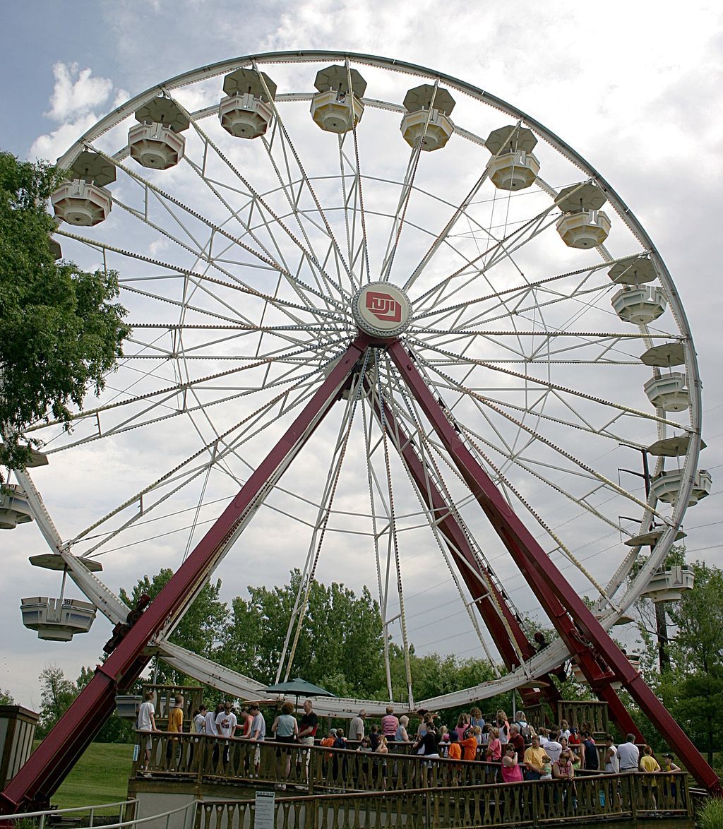 Giant ferris wheel ride at Adventureland Park