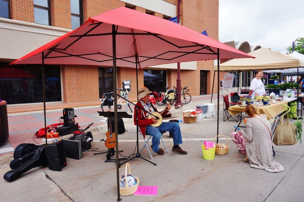 A street musician at Ames Main Street