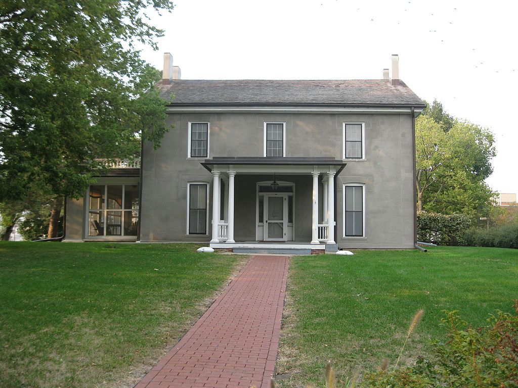 Front view of Knapp-Wilson House's exterior