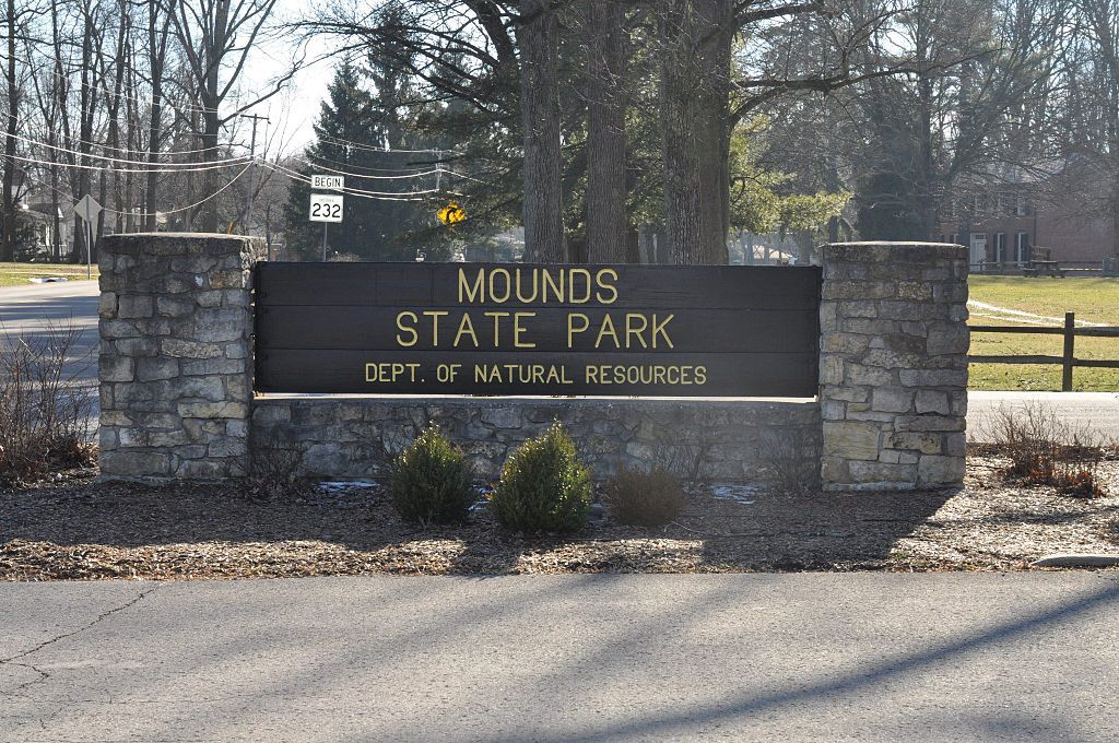 Welcome sign of Mounds State Park