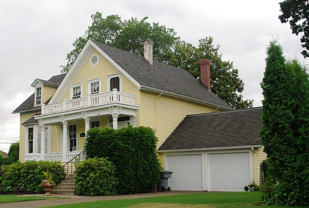 A yellow victorian house at The Monteith disrict.