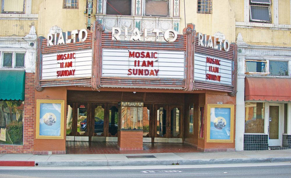 Entrance and show schedules of Old Rialto Theatre