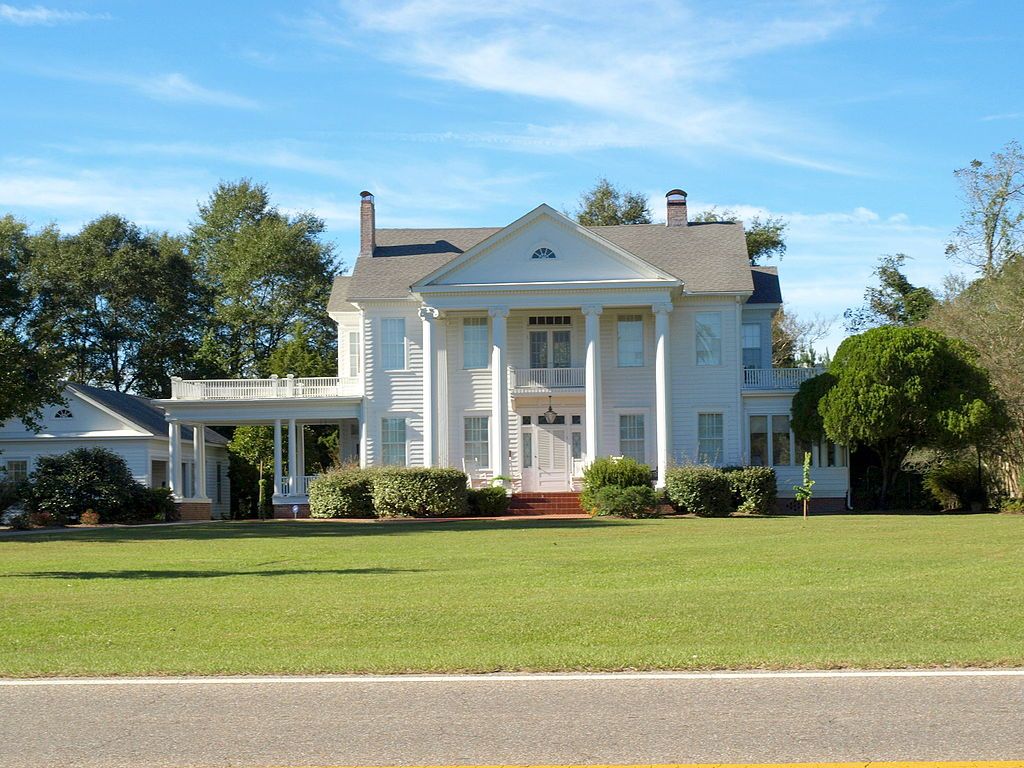 Front exterior of the Avant house