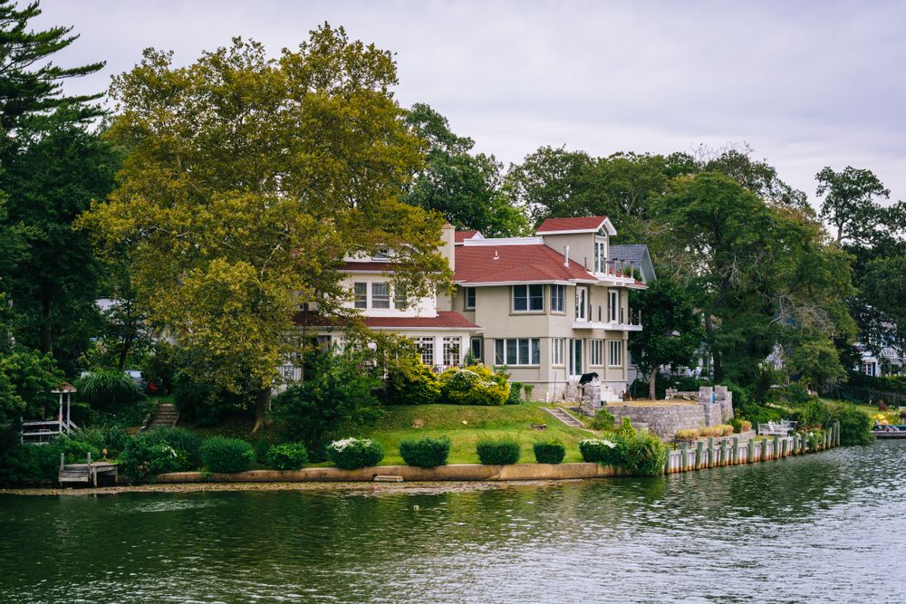 Exterior of a house near Deal Lake