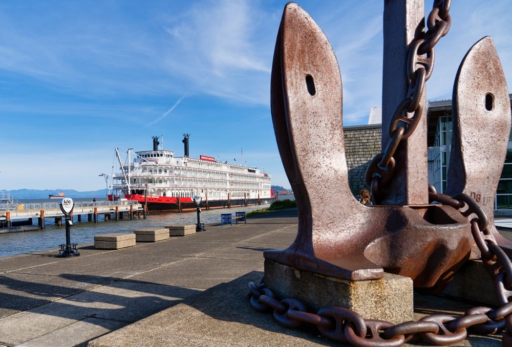 Daytime cruise on Columbia River