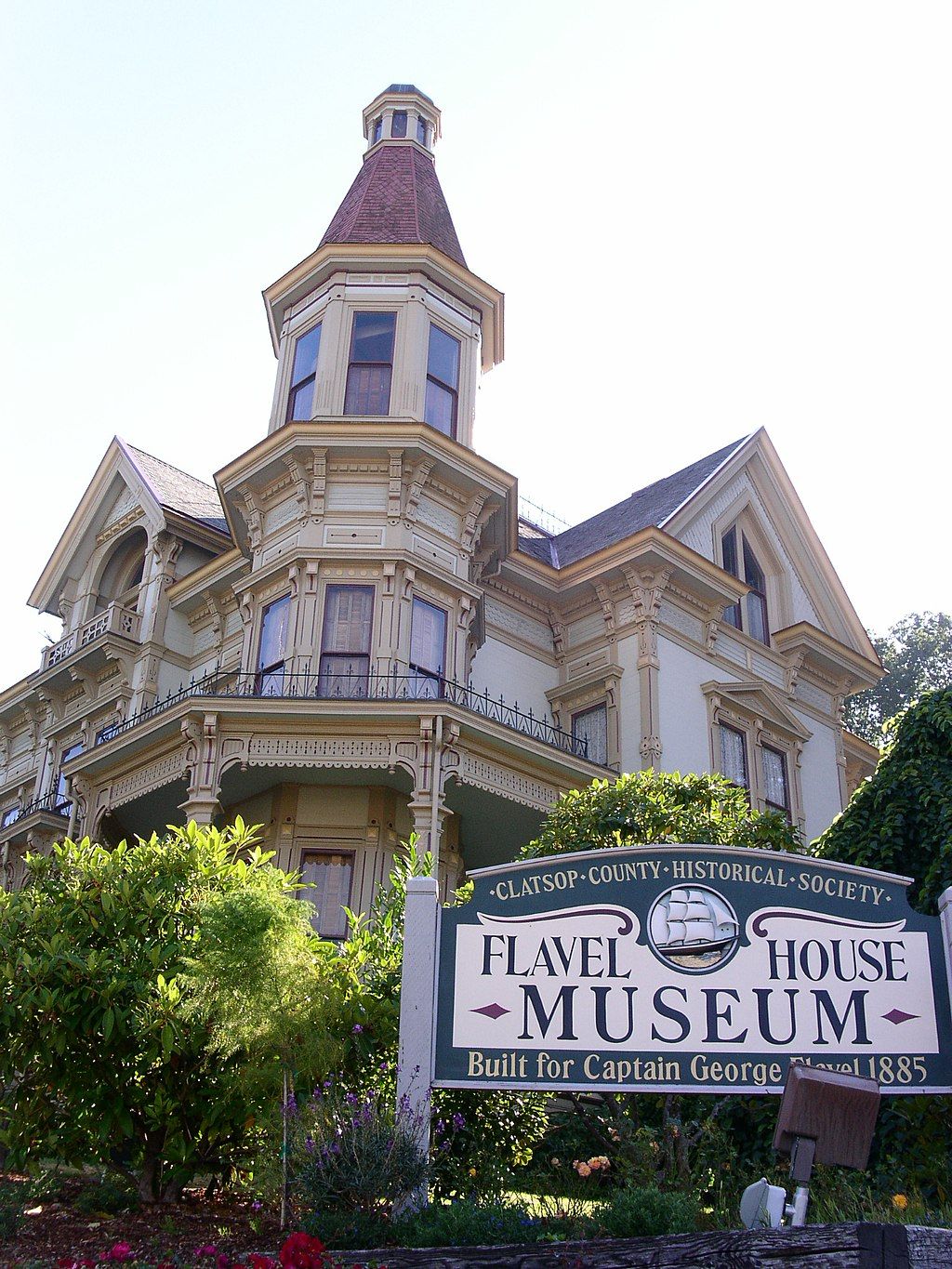 Welcome sign in front of Flavel House Museum