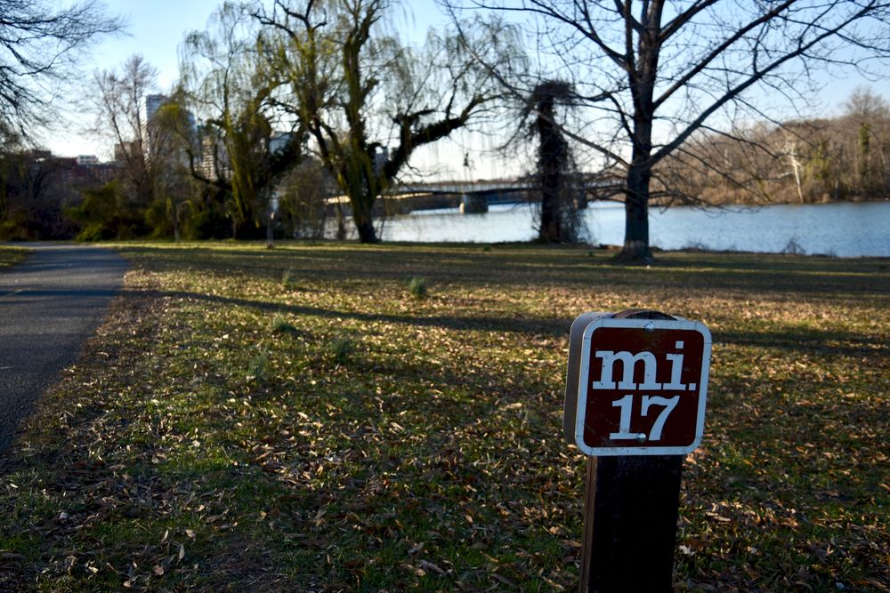 Mile marker along Mount Vernon Trail