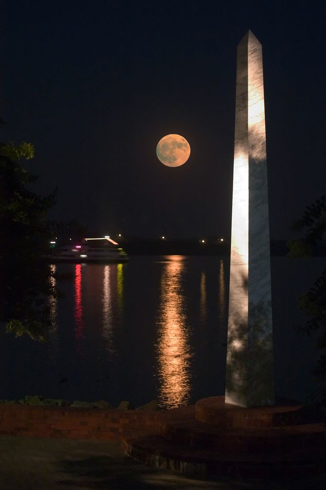 Night scene at Tide Lock Park