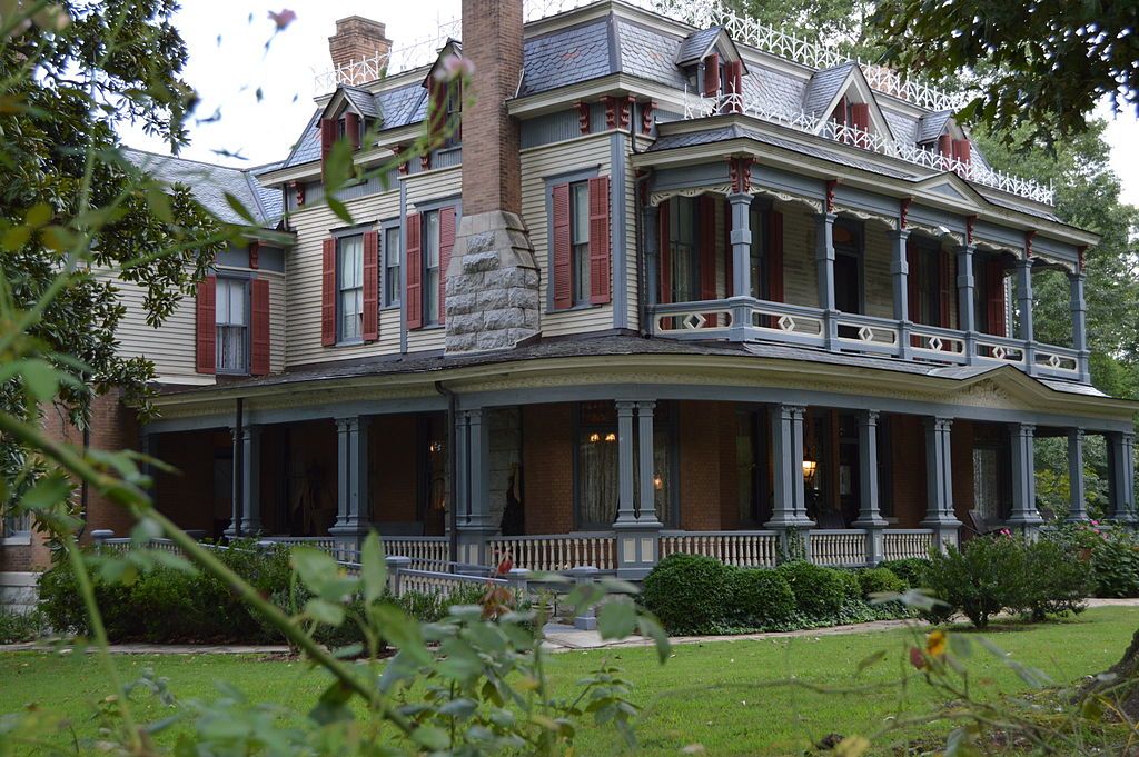 Exterior of Rose Lawn Museum