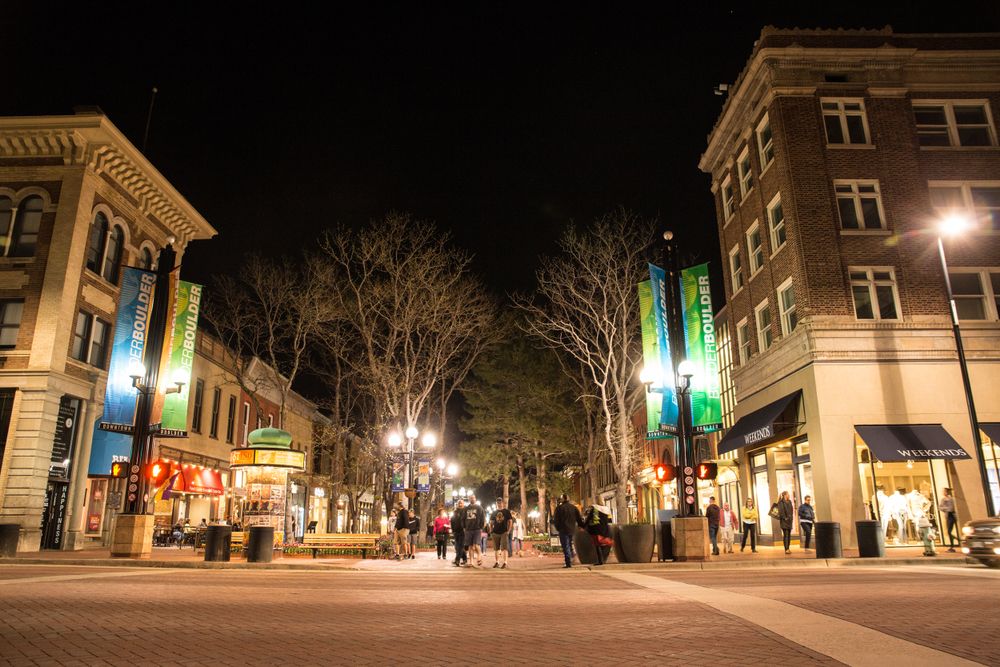Night scene at Pearl Street