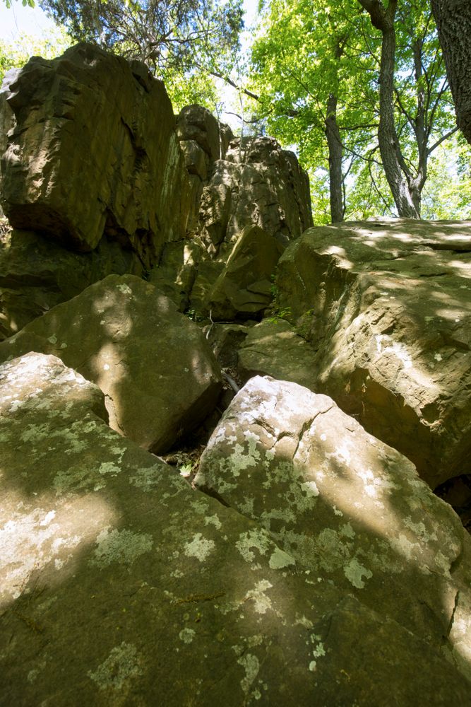 Huge boulders along Lamentation Mountain trail