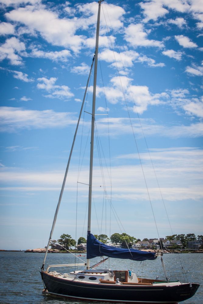 A boat on the waters of Thimble Islands