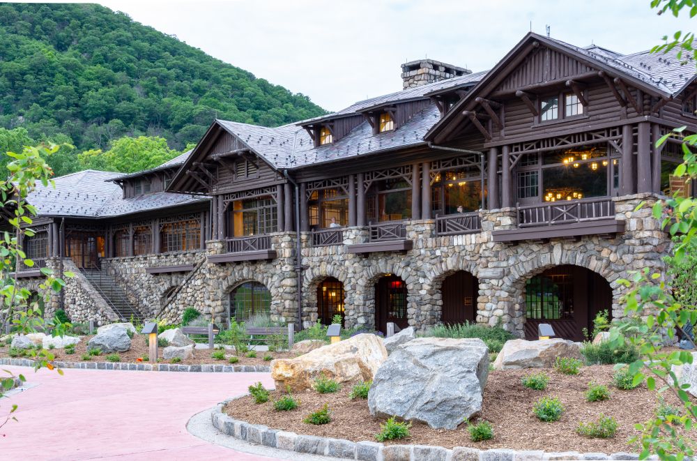 Exterior of Bear Mountain Inn