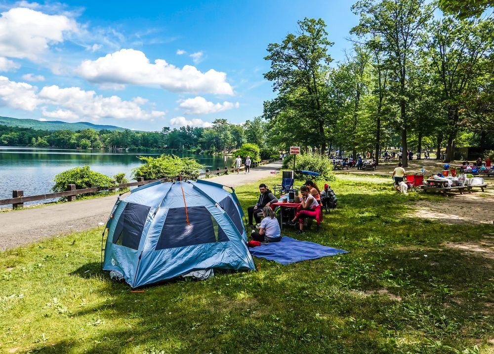 Picnic beside Hessian Lake
