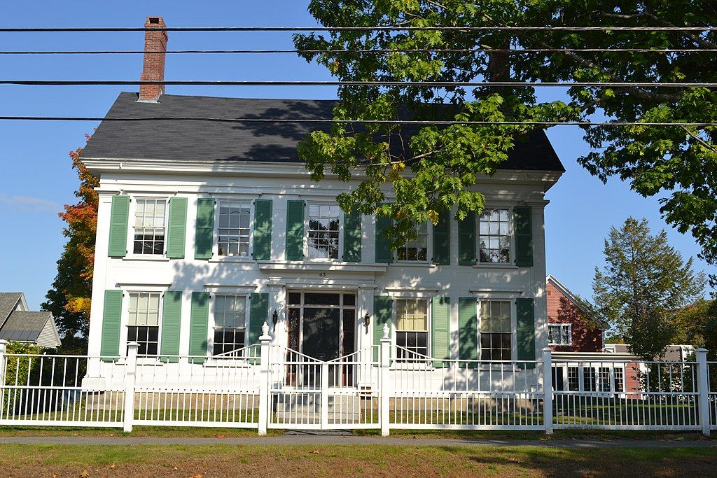 Front view of Harriet Beecher Stowe House's exterior