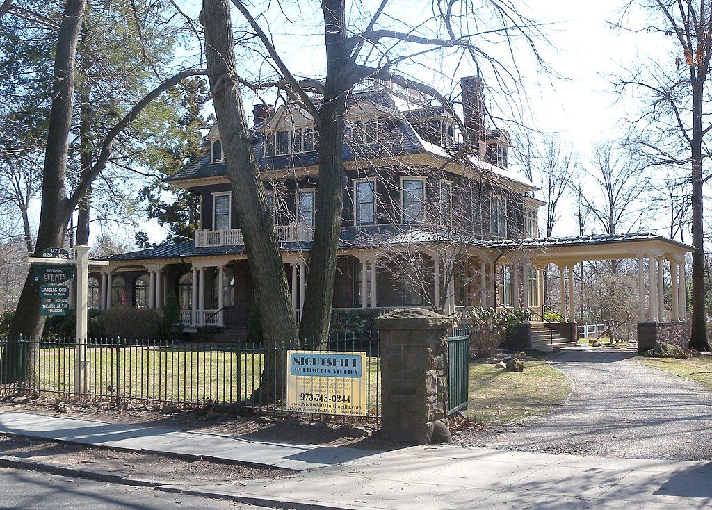 Exterior of Oakeside Bloomfield Cultural Center