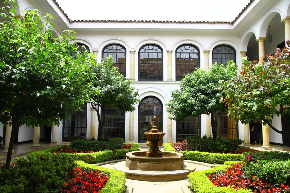 Exterior and courtyard of Museo Botero