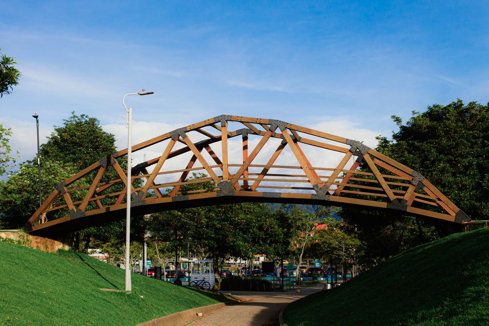 A bridge over a pathway at Parque Central Simón Bolívar