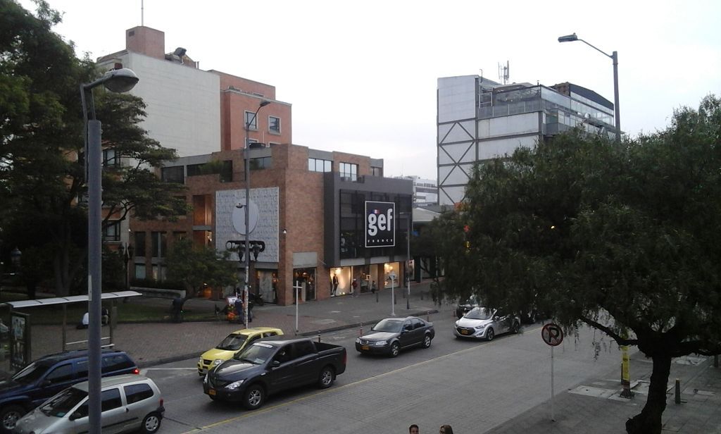 Cars along the road of Zona Rosa