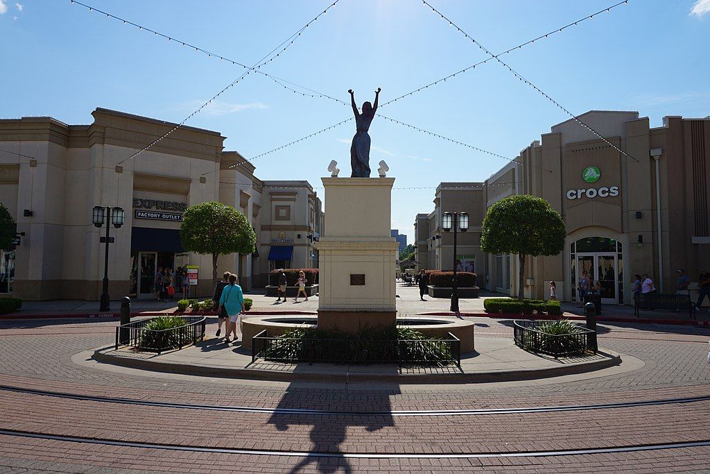 Statue in them middle of Louisiana Boardwalk