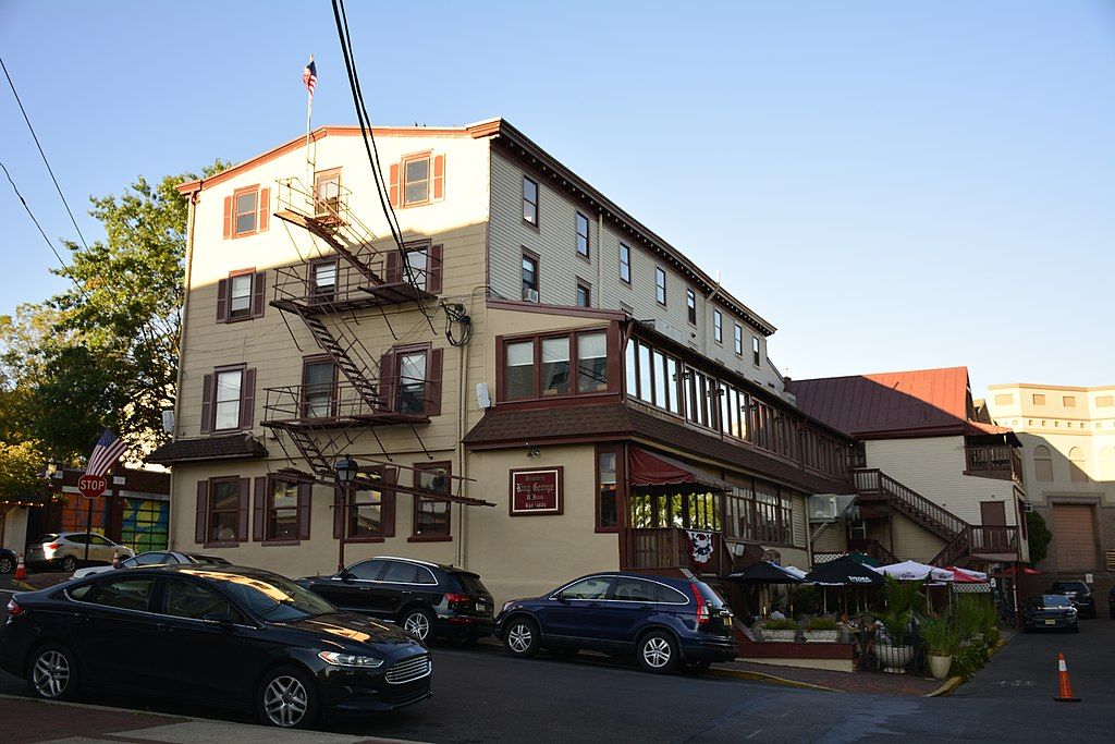 Exterior of the Historic King George II Inn