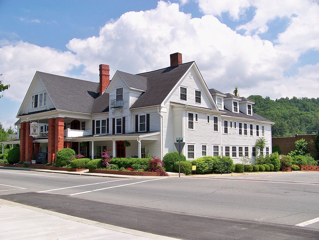 Exterior of Nu Wray Inn