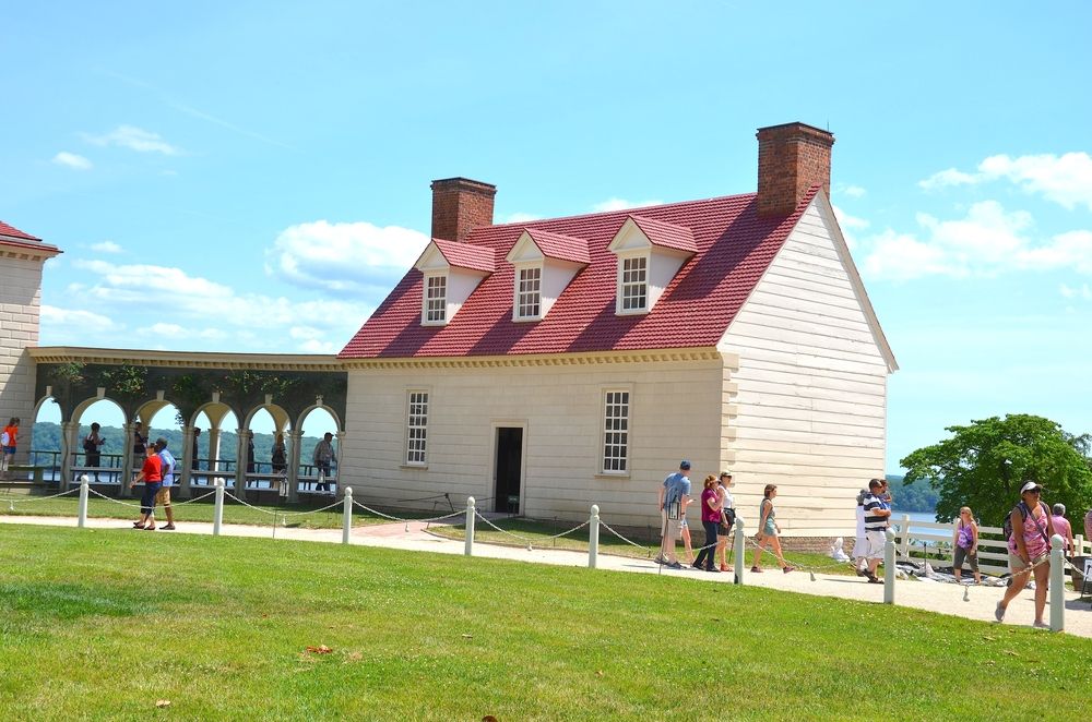 People on the grounds of George Washington’s Mount Vernon