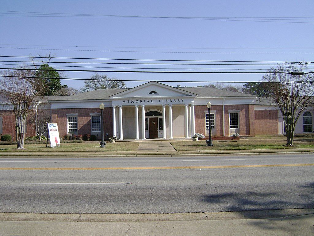 Front view of Roddenbery Memorial Library's exterior